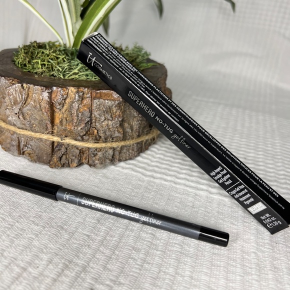 It Cosmetics Superhero No-Tug Sharpenable Gel Eyeliner, Magical State - Picture 8 of 8